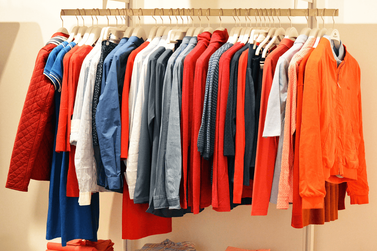 cabide de roupas com diversas cores e modelos