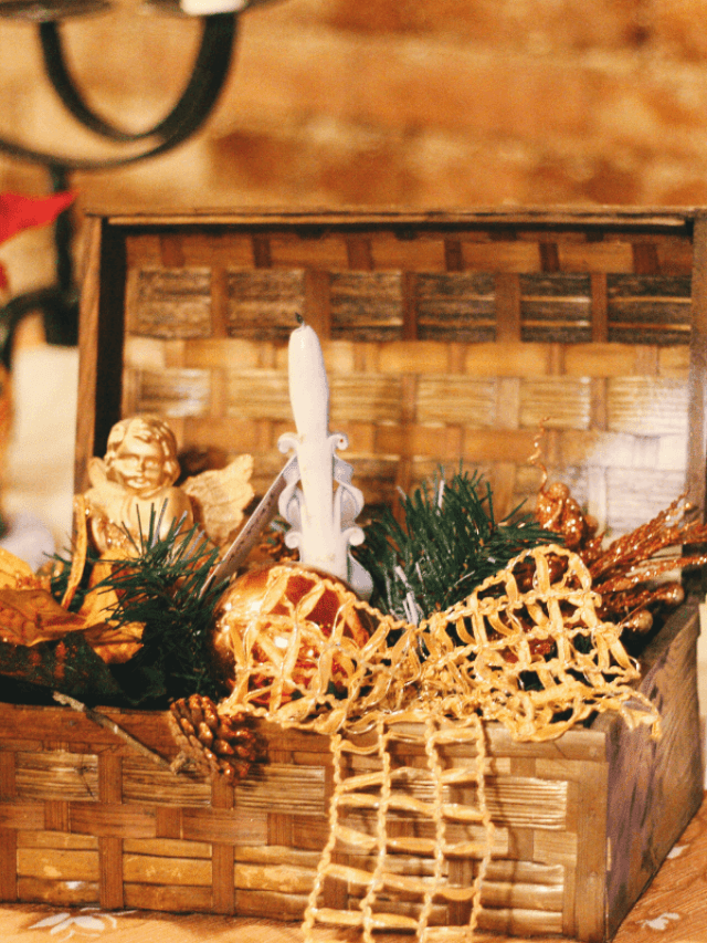 cesta de natal decorada em cima de uma mesa