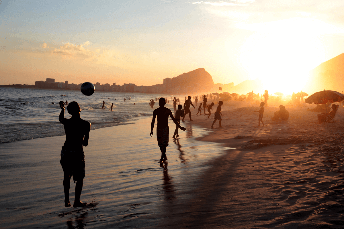 pessoas em uma praia ao por do sol