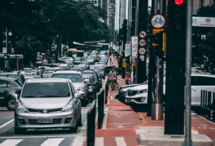 Avenida com fila de carros
