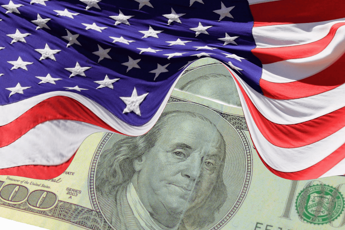 Dolar americano em cima de uma bandeira dos EUA