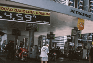 Posto da petrobras com o preço da gasolina em promoção