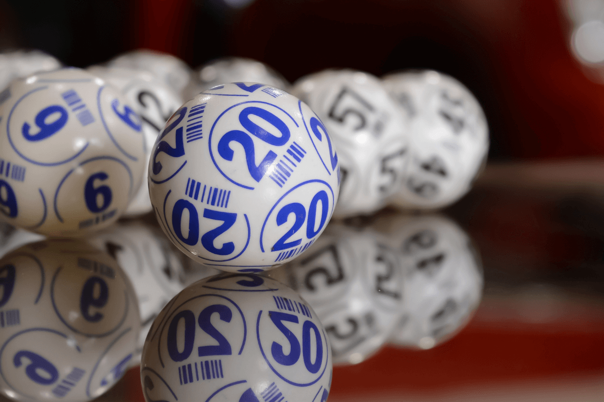 Bolinhas de sorteios da mega da virada.