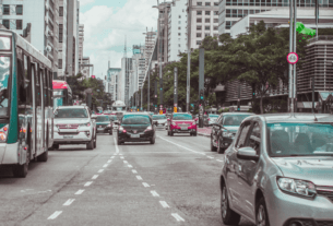 transito de carros em uma avenida