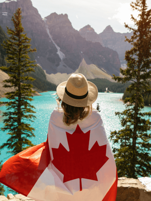 Uma mulher com a bandeira do canada, parada em frente a um logo