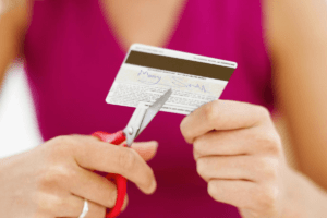 O que acontece se eu não pagar a dívida do cartão de crédito?
